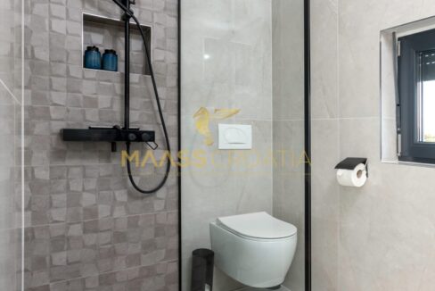 villa-m-premantura-honeycomb-bathroom-shower