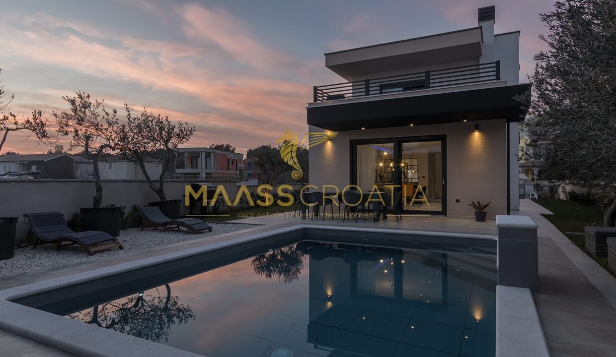 villa-m-premantura-pool-evening-backyard