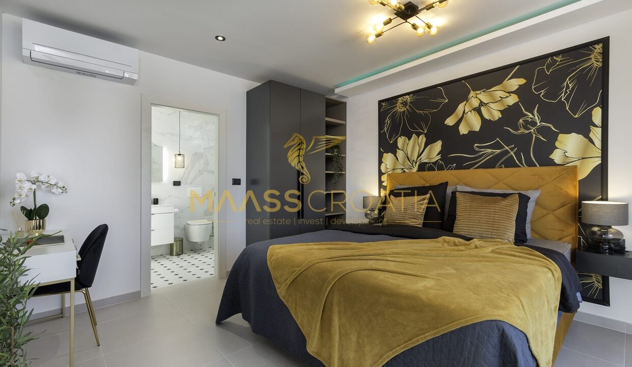 villa-m-premantura-golden-flowers-bedroom (1)