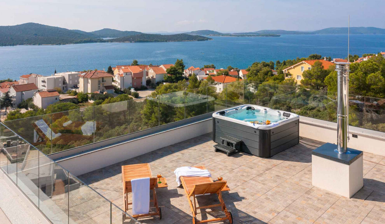 Neue moderne Villa mit Meerblick in der Nähe von Šibenik