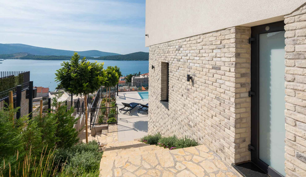 Neue moderne Villa mit Meerblick in der Nähe von Šibenik