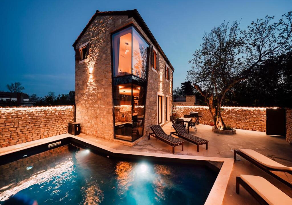 Neue moderne Villa aus Stein in der Region Zadar