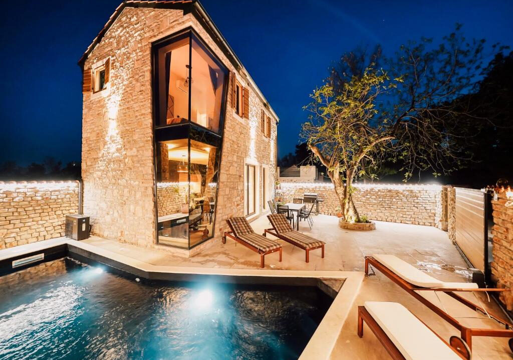 Neue moderne Villa aus Stein in der Region Zadar