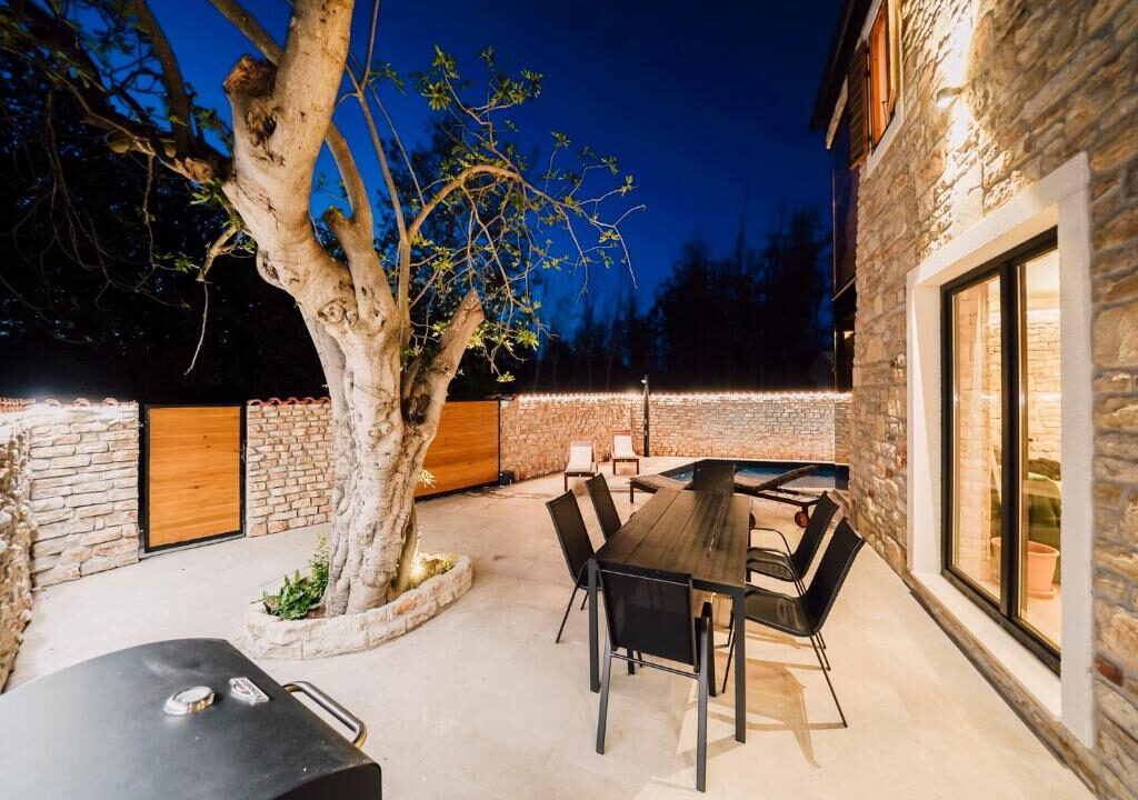 Neue moderne Villa aus Stein in der Region Zadar