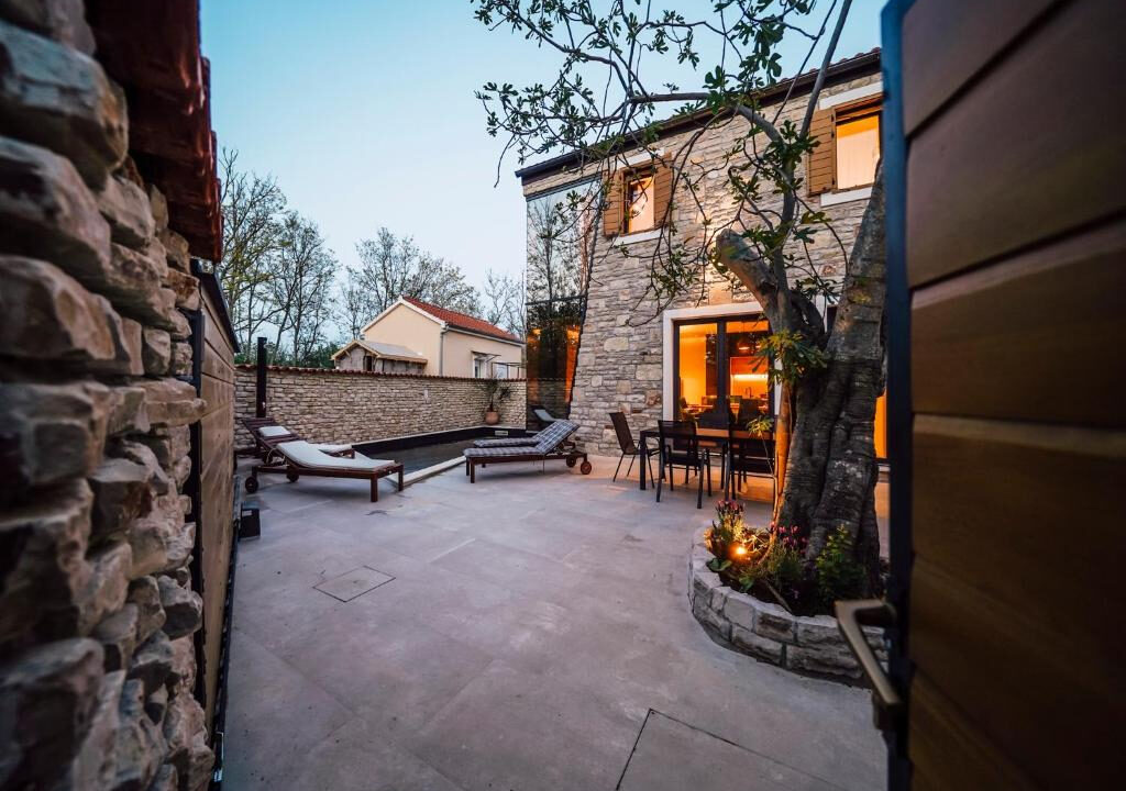 Neue moderne Villa aus Stein in der Region Zadar