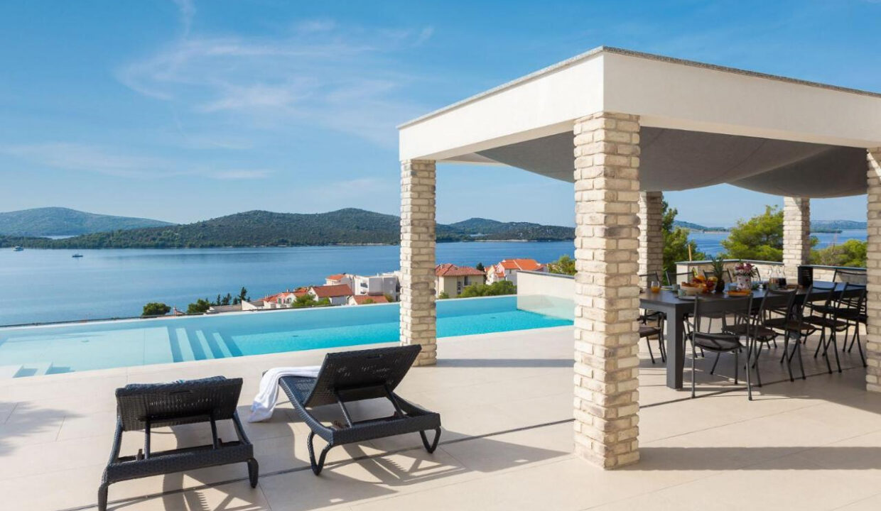 Neue moderne Villa mit Meerblick in der Nähe von Šibenik