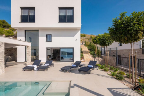 Neue moderne Villa mit Meerblick in der Nähe von Šibenik