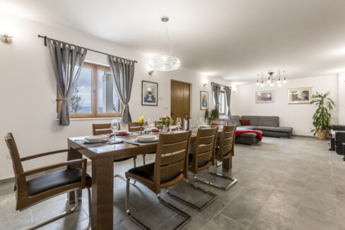 Steinhaus mit Meerblick in Omis