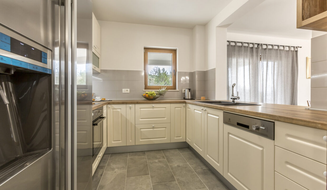 Steinhaus mit Meerblick in Omis