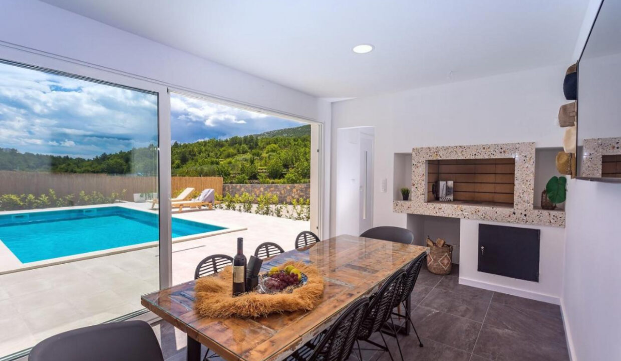 Wunderschöne weiße Villa bei Omis