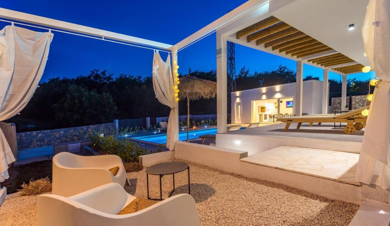 Wunderschöne weiße Villa bei Omis