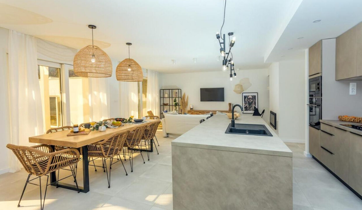 Wunderschöne weiße Villa bei Omis