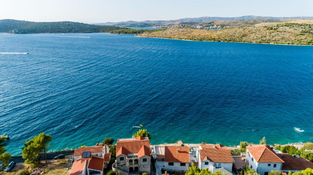 Haus am Meer in der Nähe von Šibenik