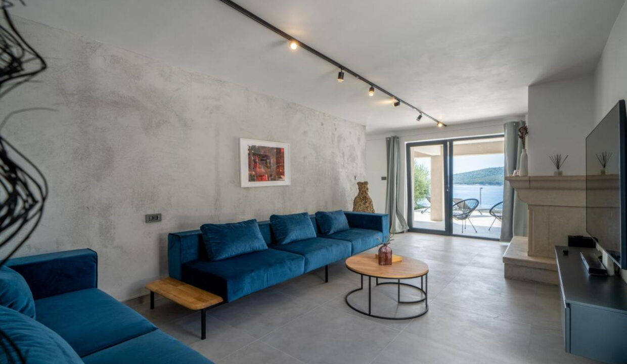 Villa aus Stein direkt am Meer auf der Insel Brac