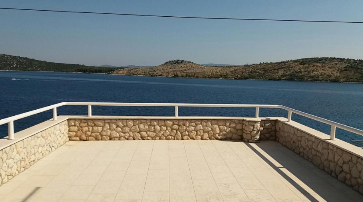 Haus am Meer in der Nähe von Šibenik
