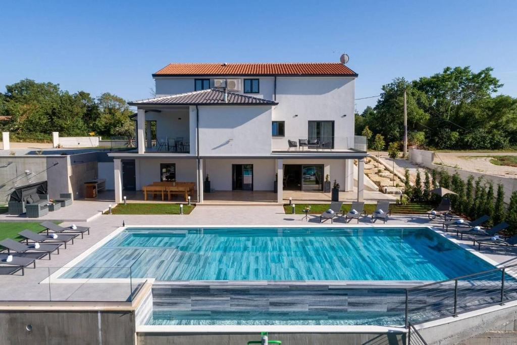 Elegantes modernes Haus -Tinjan, Istrien