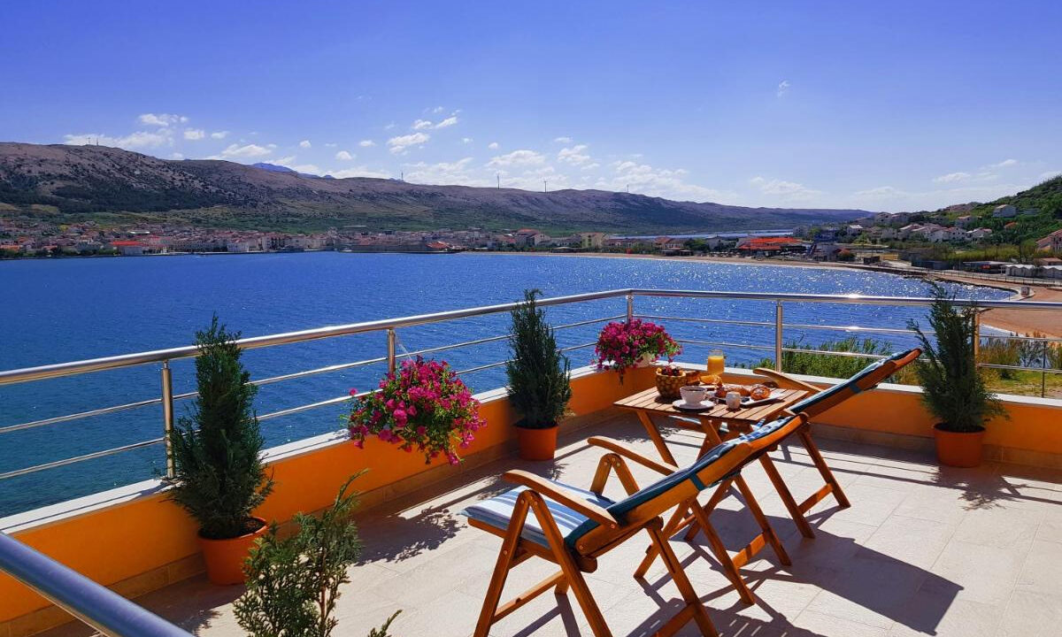 Haus am Meer mit Restaurant auf der Insel Pag