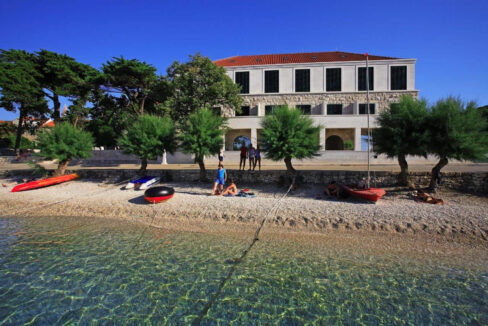 Hotel am Meer auf der Insel Bra?